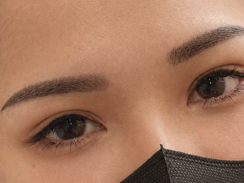 眉型特寫:自然光下的一對眉