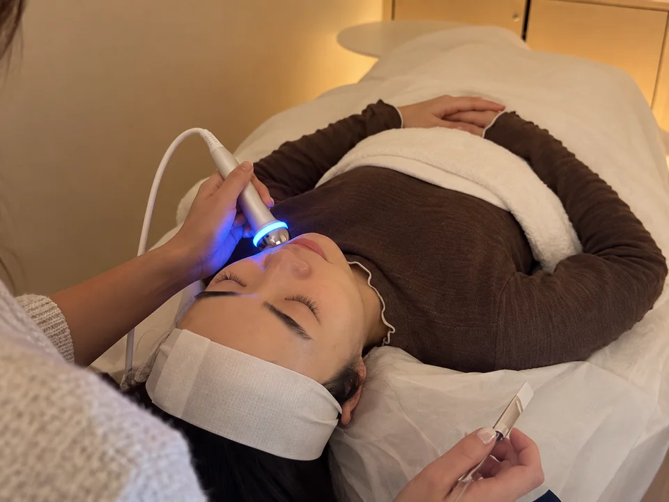 Facial:客人在療程房放鬆做面部護理